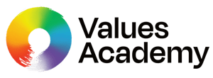 Obraz przedstawia logotyp Vlaues Academy - i otwarte koło narysowane pędzlem - koło jest w tęczowych kolorach i jest otwarte od dołu z lewej strony. Napis Value Academy jest koloru czarnego 100%